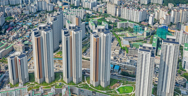 ▲고척아이파크에는 옥상과 벽면에 태양광 패널이 설치된 모습. ⓒHDC현대산업개발