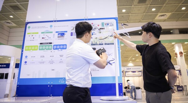 ▲서울 코엑스에서 19일까지 열리는 ‘무인이동체 산업엑스포 2024’에서 SKT와 원자력연구소 관계자가 불법 드론 대응 체계에 대해 대화하고 있다. ⓒSKT