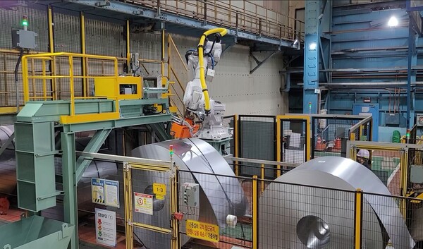 ▲포스코DX의 산업용 로봇이 적용된 포스코 포항제철소 냉연 공정. ⓒ포스코DX