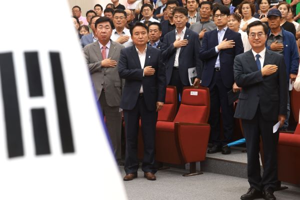 ▲중부내륙선 지선 공동 서명장에 참석한 관계자들이 국민의례를 하는 모습. ⓒ충북도