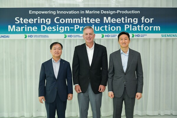▲HD현대가 19일 HD현대 글로벌R&D센터(GRC)에서 지멘스 DISW와 ‘기술협의회(Steering Committee Meeting)’를 개최했다.(오른쪽부터) 정기선 HD현대 부회장, 토니 헤멜건 지멘스 DISW CEO, 김형관 HD현대미포 사장. ⓒHD현대