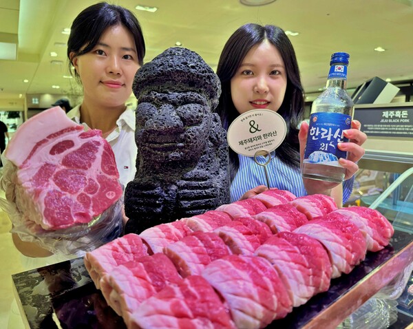 ▲JEJU버크셔 흑돼지를 소개하는 모습. ⓒ롯데쇼핑