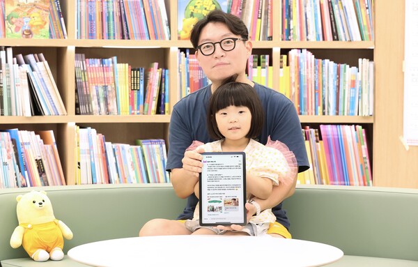 ▲부모나라 이용자가 아이와 함께 'ixi 육아 매니저'를 이용하고 있다. ⓒLG유플러스