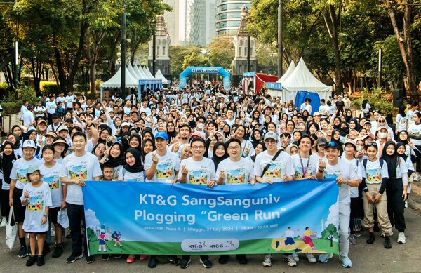 ▲KT&G 상상유니브 인도네시아 소속 현지 대학생들과 KT&G 인도네시아 법인 임직원으로 구성된 참가자들이 기념사진을 촬영하는 모습. ⓒKT&G