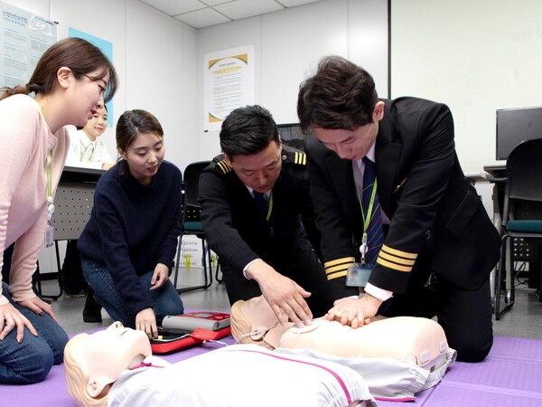 ▲기내 응급 상황 대처 안전 교육 진행 모습. ⓒ진에어