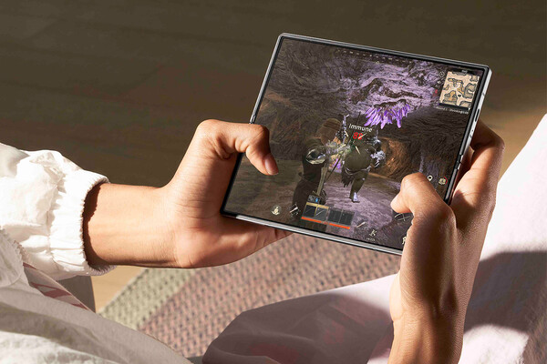 ▲'갤럭시 Z 폴드6'로 '다크앤다커 모바일'을 플레이하는 모습. ⓒ삼성전자