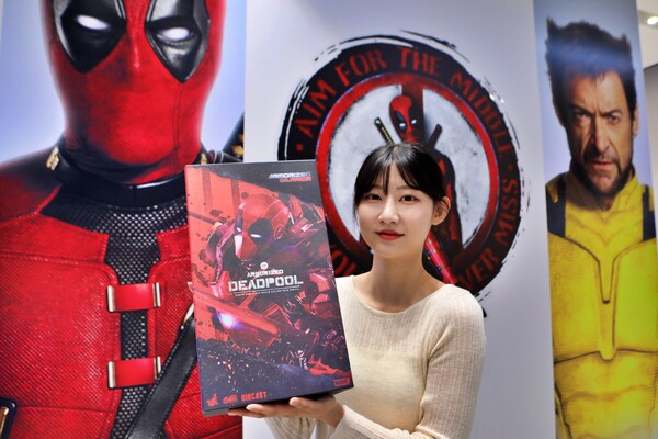 ▲데드풀과 울버린 팝업 주요 제품을 소개하는 모습. ⓒ롯데쇼핑