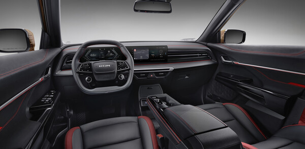 ▲신차 ‘액티언’ 인테리어 블랙&레드. ⓒKG모빌리티