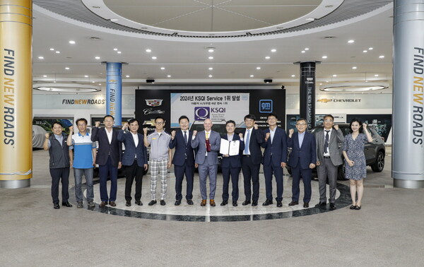 ▲GM 한국사업장 부평 본사에서 윌리엄 헨리 GM 해외사업부문 애프터 세일즈 서비스 부문 전무와 임직원들이 함께 GM의 6년 연속 KSQI 자동차 AS부문 1위 선정을 축하하고 있다. ⓒGM
