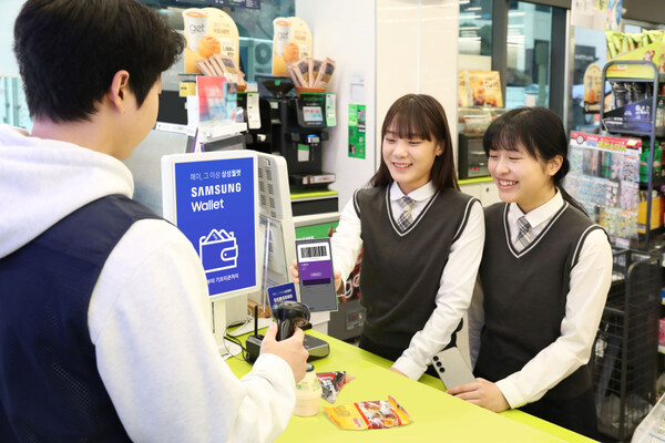 ▲학생들이 CU 편의점에서 삼성월렛으로 멤버십을 적립하고 있다. ⓒ삼성전자