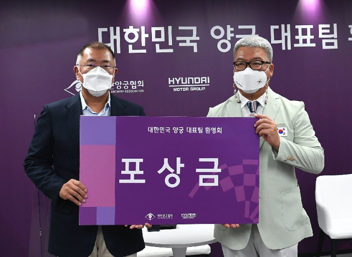 ▲정의선 현대자동차 회장(왼쪽)이 박채순 양궁 국가대표팀 총감독을 비롯한 선수단에 포상금을 전달하고 있다. ⓒ대한양궁협회