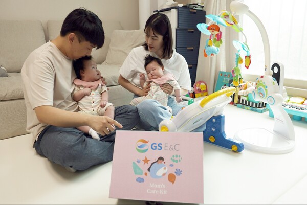 ▲최근 쌍둥이 자녀를 출산해 육아휴직 중인 GS건설 직원(왼쪽)이 아내와 함께 회사에서 준비한 출산축하 선물을 받았다. ⓒGS건설