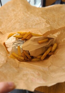 ▲종이봉투 안에 들어있는 포장된 햄버거와 감자튀김. ⓒ박현주 기자