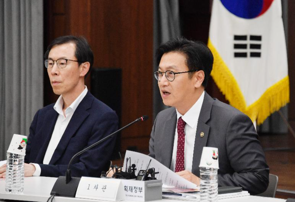 ▲정부는 25일 서울 중구 은행회관에서 김범석 기획재정부 1차관 주재로 제57차 세제발전심의위원회를 열어 이 같은 내용이 담긴 '2024년 세법개정안'을 심의·의결했다. ⓒ기획재정부