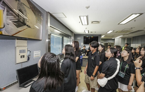 ▲글로벌 커리어 캠프에 참여한 청소년들이 인천에 있는 GM 청라주행시험장을 방문해 차량 개발 시험장에서 GM 엔지니어로부터 차량 개발 과정에 대한 설명을 듣고 있다. ⓒGM