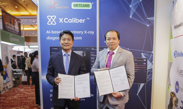 ▲지난 19일 말레이시아 쿠알라룸푸르 글로벌 반려동물 포럼 ‘FASAVA Congress 2024’에서 장동일 SKT 엑스칼리버 글로벌팀장(사진 왼쪽)과 리우 창 할(Dr. Liu Chang Hair) 마이벳케어 사업총괄이 계약을 체결하고 기념 촬영을 하고 있다. ⓒ SKT