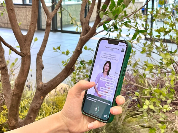 ▲현대프리미엄아울렛 송도점에 투입된 AI 휴먼 응대 서비스 시연 모습. ⓒ현대백화점그룹