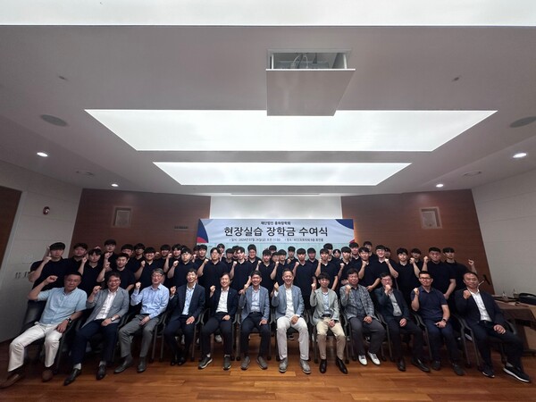 ▲KCC오토그룹이 지난 26일 산학협력 프로그램 제12기 수료증과 장학금을 전달했다. ⓒKCC오토그룹