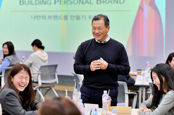 ▲지난해 11월 경기도 오산시에 위치한 롯데인재개발원 오산캠퍼스에서 김상현 롯데 유통군 총괄대표 부회장(가운데)이 여성 리더들과 '제1회 롯데 유통군 여성 리더 워크숍'에 참여했다. ⓒ롯데 유통군