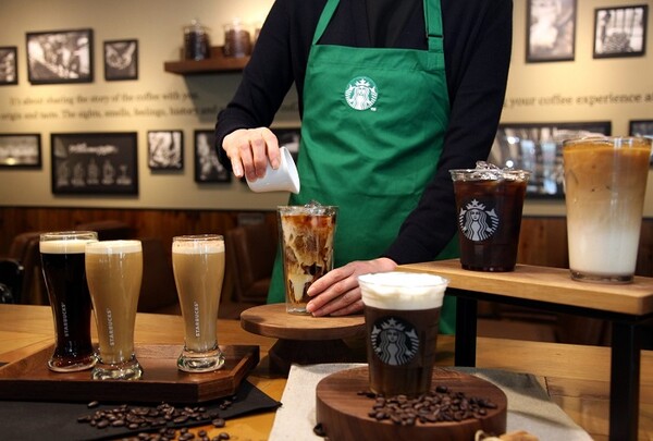 ▲스타벅스 파트너(바리스타)가 커피를 제조하는 모습 이미지 컷. ⓒ스타벅스 코리아