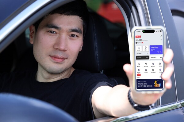▲PASS(패스)의 ‘모바일운전면허 확인서비스’가 도로교통법 개정에 따라 실물 운전면허증과 동일한 효력을 갖게 됐다. 또한 반려동물 모바일 확인서비스도 새롭게 선보인다. ⓒLG유플러스