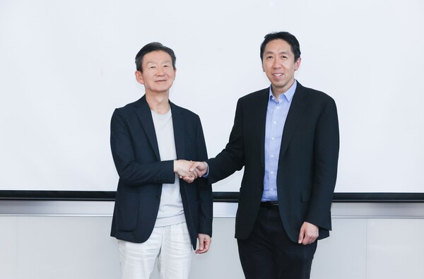 ▲지난 29일 LG유플러스에서 만난 황현식 사장(왼쪽)과 앤드류 응 교수의 모습. ⓒLG유플러스