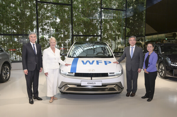 ▲(오른쪽부터) 박경란 WFP 비상대응국장, 장재훈 현대자동차 사장, 신디 매케인 WFP 사무총장, 성 김 현대자동차 고문이 WFP 로고로 랩핑한 아이오닉 5 옆에서 기념 사진을 촬영하고 있다. ⓒ현대자동차