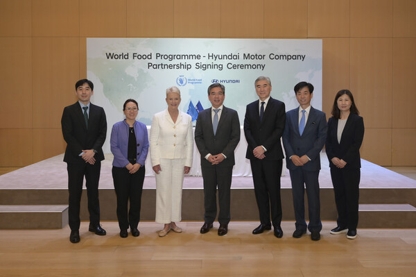▲(오른쪽부터) 허현숙 현대차그룹 상무, 이항수 현대차그룹 전무, 성 김 현대차 고문, 장재훈 현대차 사장, 신디 매케인 WFP 사무총장, 박경란 WFP 비상대응국장, 한석진 WFP 한국사무소장 직무대행이 협약식에서 기념 사진을 촬영하고 있다. ⓒ현대자동차
