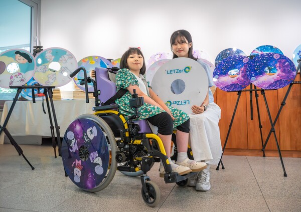 ▲디자이너와 함께 꾸민 친환경 소재 스포크 가드를 선보이는 어린이. ⓒLG화학