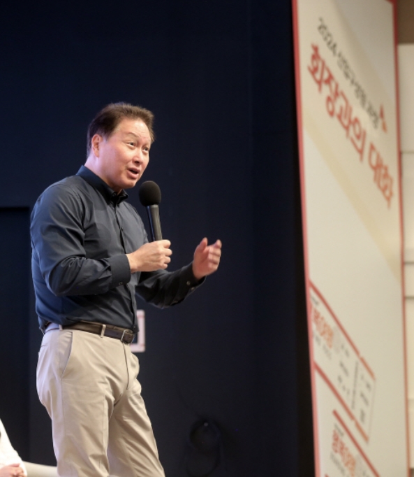 ▲최태원 SK회장이 지난달 12일 이천 SK텔레콤 인재개발원에서 열린 '신입구성원과의 대화'에서 발언하고 있다 ⓒ SK그룹