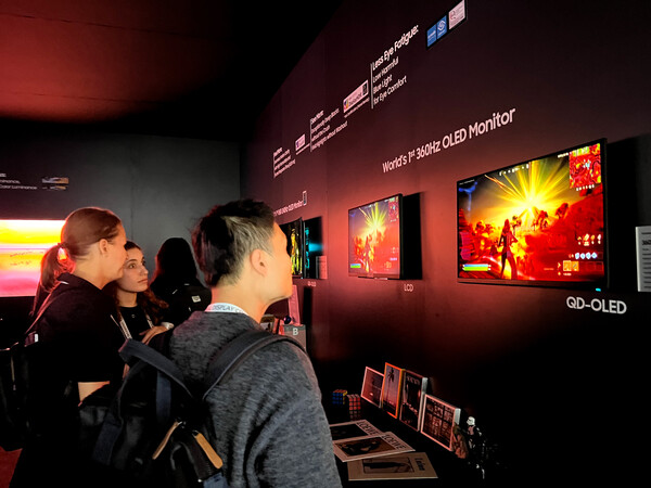 ▲SID 디스플레이 위크 2024에 참가한 삼성디스플레이 부스에서 관람객이 360㎐ 27형 QD-OLED 게이밍 모니터 제품을 살펴보고 있다. ⓒ삼성디스플레이