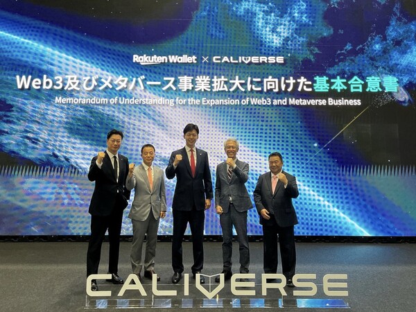 ▲(왼쪽부터) 김동규 칼리버스 대표이사, 롯데이노베이트 고두영 대표이사, 신유열 롯데지주 미래성장실장, 타카자와 히로시 라쿠텐그룹 핀테크부문 부사장, 야마다 타츠야 라쿠텐월렛 대표이사가 기념촬영을 하고 있다. ⓒ롯데이노베이트