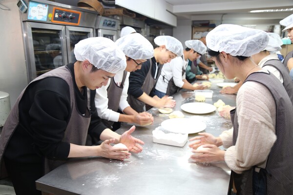 ▲‘사랑의 빵 만들기’ 봉사활동에 참여한 DL이앤씨 직원들이 밀가루를 반죽하고 있다. ⓒDL이앤씨