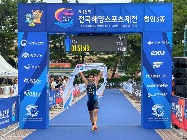 ▲제16회 전국해양스포츠제전 철인3종 대회에서 1위로 들어온 계룡건설 최규서 선수. ⓒ계룡건설
