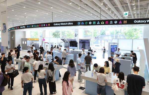 ▲삼성스토어 홍대에 위치한 '갤럭시 스튜디오'에 공항 콘셉트로 꾸며진 체험공간 전경. ⓒ삼성전자