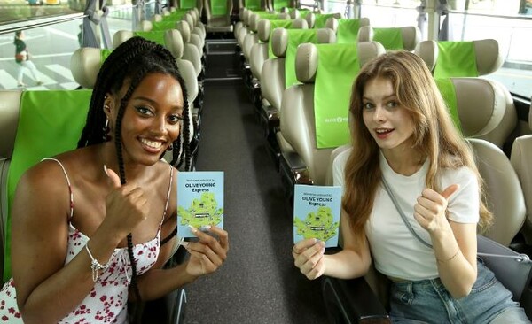 ▲한국을 방문한 외국인 관광객이 올리브영 전용 버스 ‘올영 익스프레스’에 탑승했다. ⓒCJ올리브영