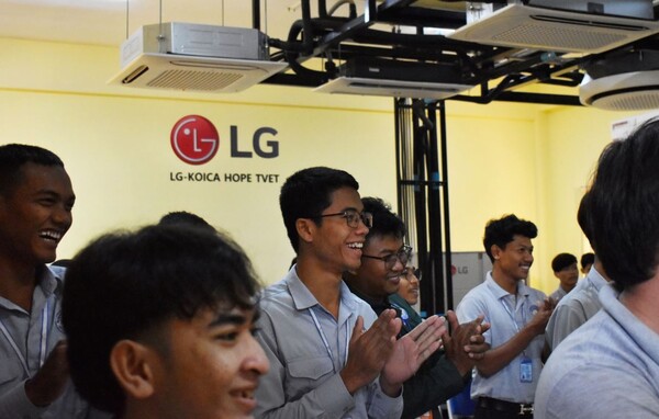 ▲캄보디아의 수도 프놈펜에서 열린 ‘캄보디아 LG-KOICA 희망직업훈련학교’ 졸업식. ⓒLG전자