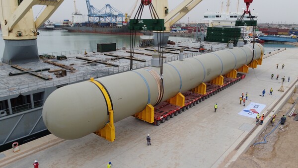 ▲CJ대한통운의 중동 자회사 CJ ICM이 이라크 움 카스르(Umm Qasr)항에서 초중량물 운송을 준비하는 모습. ⓒCJ대한통운