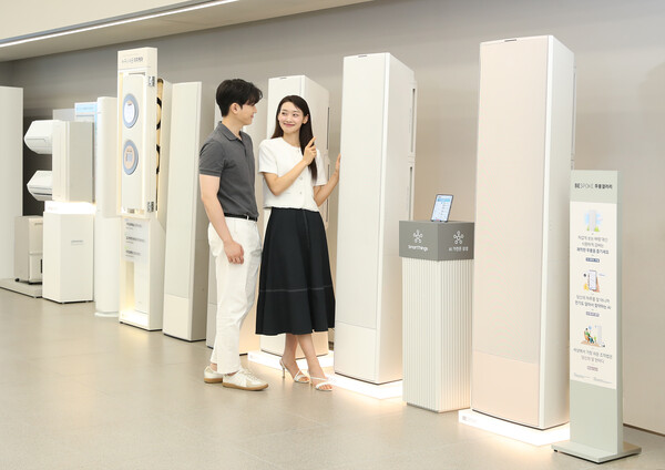 ▲삼성스토어 서초에서 소비자들이 비스포크 무풍갤러리를 체험하고 있다. ⓒ삼성전자