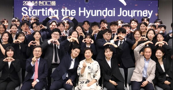 ▲ 현정은 현대그룹 회장은 지난달 31일 종로구 연지동 사옥에서 2024년도 신입사원 교육수료식을 참석해, 50여 명의 신입사원들이 함께 기념촬영을 하고 있다. ⓒ 현대그룹