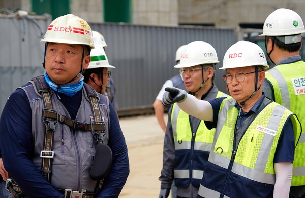 ▲서울시 성동구 서울숲 아이파크 리버포레 현장에서 조태제 HDC현대산업개발 대표이사와 최익훈 대표이사 등 주요 경영진이 여름철 폭염 대비 옥외 근로자 온열질환 예방을 위한 안전점검을 시행하고 있다. ⓒHDC현대산업개발