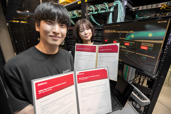 ▲KT가 전 세계 통신사들과 연동해 글로벌 서비스가 가능한 API를 개발해 GSMA의 오픈 게이트웨이 인증 프로그램에서 국내 최초로 공식 인증을 획득했다. ⓒKT