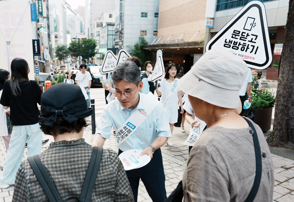 ▲김부헌 한국지역난방공사 부사장(가운데)이 임직원들과 함께 서울 명동에서 시민들에게 부채를 나눠주며 에너지절약 캠페인을 진행하고 있다. ⓒ한국지역난방공사