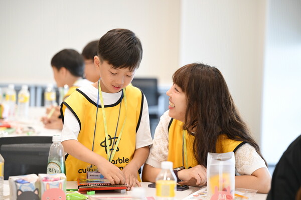 ▲지난 7일 넷마블 사옥에서 열린 '임직원가족견학프로그램'에서 임직원 가족들이 프로그램을 체험하고 있다. ⓒ넷마블