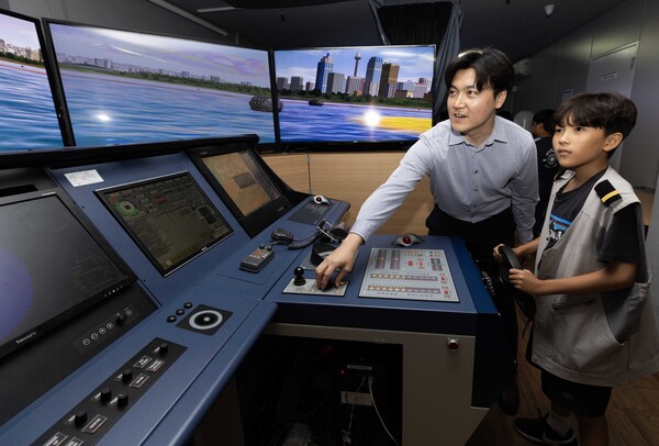 ▲지난 8일 부산에 있는 HMM 오션서비스 트레이닝센터에서 어린이들이 선박 조종 시뮬레이션을 체험하고 있다. ⓒHMM