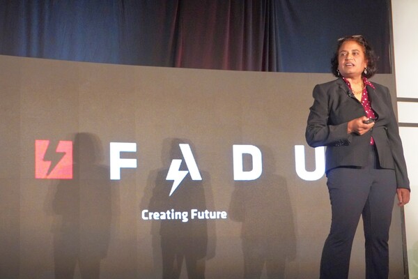 ▲세계 최대규모 반도체 전시회인 2024 FMS에서 파두 아누 머시 마케팅 부사장이 웨스턴디지털, 메타와 함께 하는 3사 공동 기조연설을 진행하고 있다. ⓒ파두