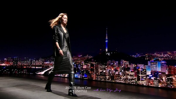 ▲CJ온스타일이 업계 최초로 도입한 LED 사이니지 미디어월을 배경으로 런웨이를 펼치는 모델 이혜정. ⓒCJ온스타일