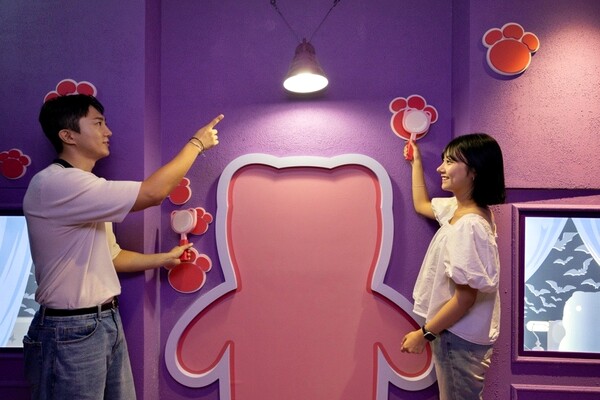 ▲롯데월드 벨리곰 미스터리 맨션을 체험하는 모습. ⓒ롯데홈쇼핑