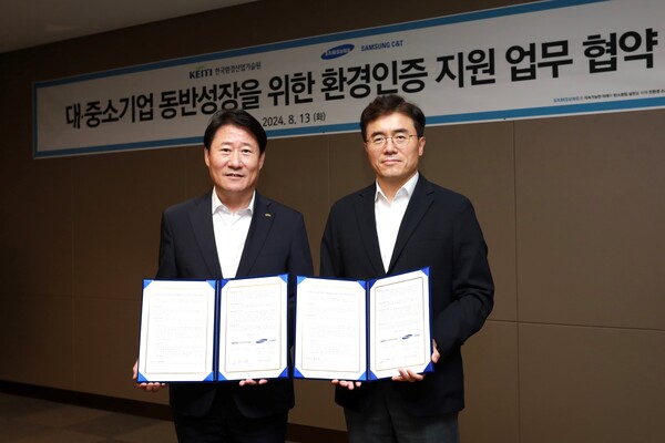 ▲이주용 삼성물산 조달본부장(오른쪽)과 김영기 한국환경산업기술원 환경산업기술본부장이 13일 삼성물산 건설부문 본사에서 환경성적표지 인증 지원을 위한 업무 협약을 체결하고 있다. ⓒ삼성물산 건설부문