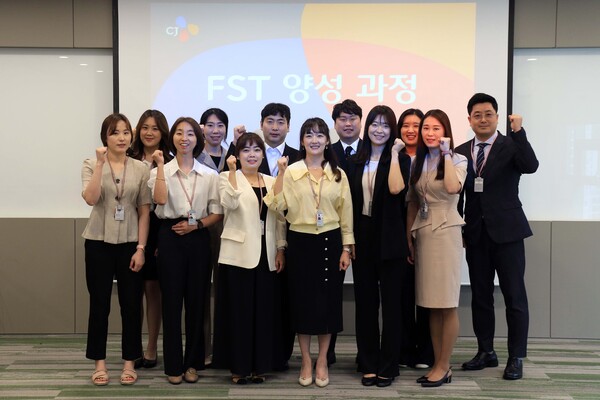 ▲CJ프레시웨이 본사(서울시 마포구)에서 열린 푸드서비스 사내강사 양성과정 발대식에서 배수영 FS사업본부장(앞줄 왼쪽 네 번째)과 사내강사 임직원들이 함께 기념사진을 촬영했다. ⓒCJ프레시웨이
